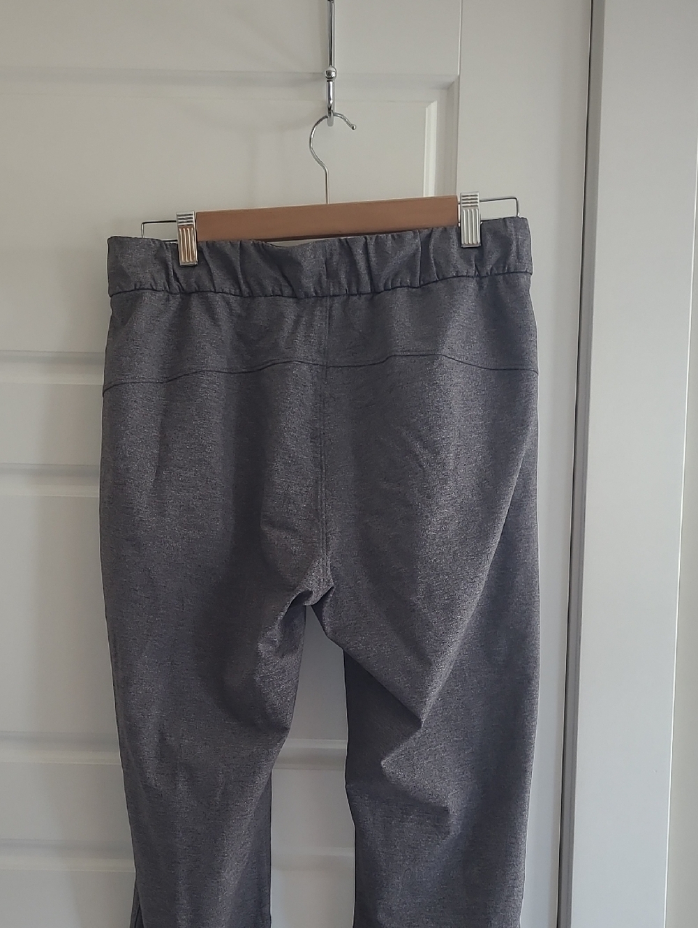 Lululemon On The Fly Pants. Size 6 - Picture 2 of 8